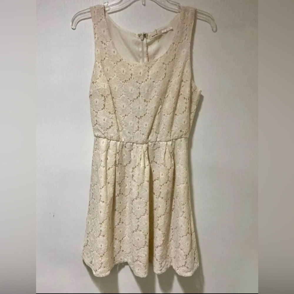 Womens Beige Floral Summer Dress Size medium in good condition ❣️